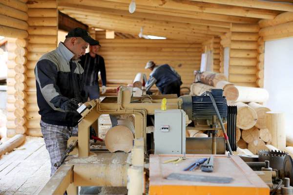 Производство деревянных домов из оцилиндрованного бревна